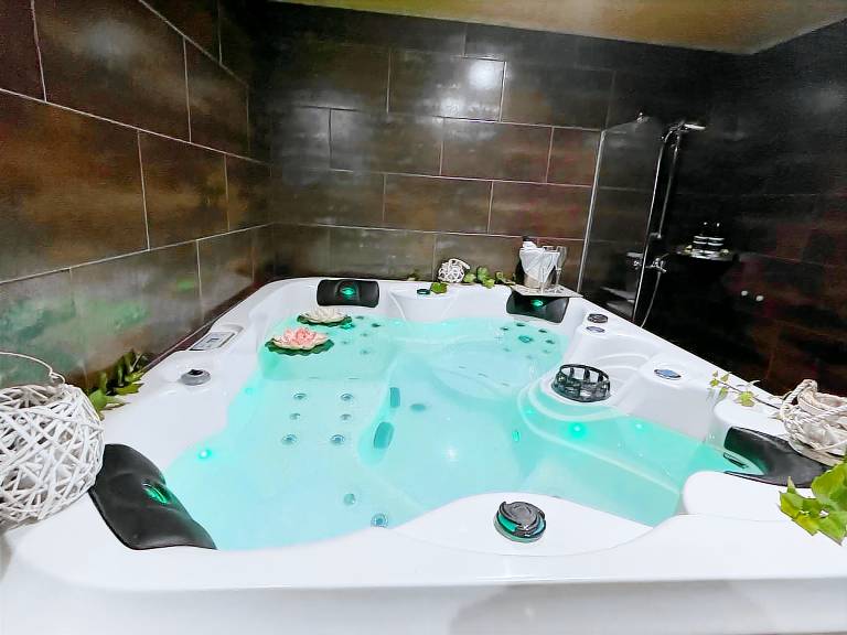 Vacation home with pool, barbeque & hot tub | Pool view — photo 3