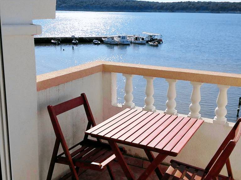 Apartment with yard, terrace & barbeque — photo 3