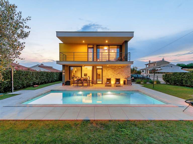 Vacation home with terrace, yard & private pool | Pets are welcome — photo 5