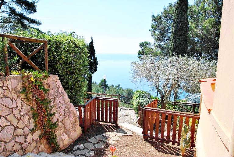 Children-friendly vacation home with barbeque & patio | Sea view | Dogs allowed — photo 3