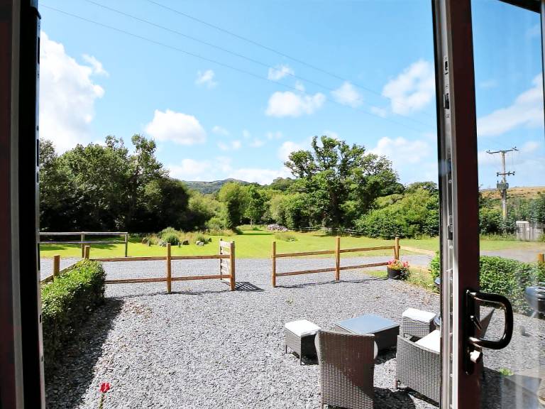 Lodge with barbecue & garden | Water view — photo 5