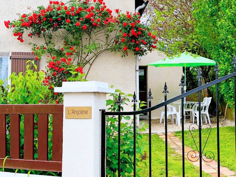 Beautiful cottage with yard & grill | Pets are welcome — photo 2
