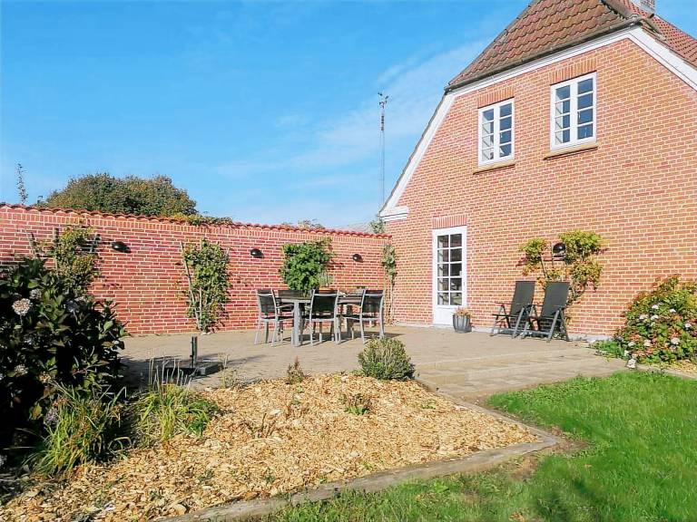 Family-oriented house with yard, barbeque & patio | Pets allowed — photo 3