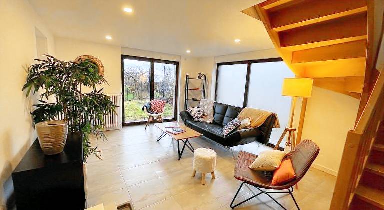 Holiday apartment with yard & patio — photo 4