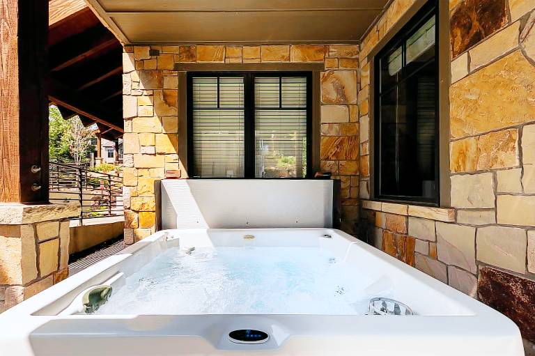Modern Townhome with Free Shuttle, Private Hot Tub & Community Amenities! Pet-Friendly — photo 3