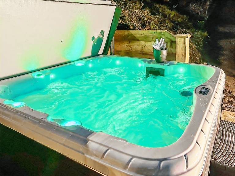 Fully equipped charming cottage with barbecue, garden & hot tub | Water view | Pet-friendly — photo 2