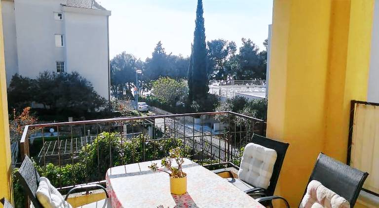 Holiday apartment with terrace & yard — photo 3