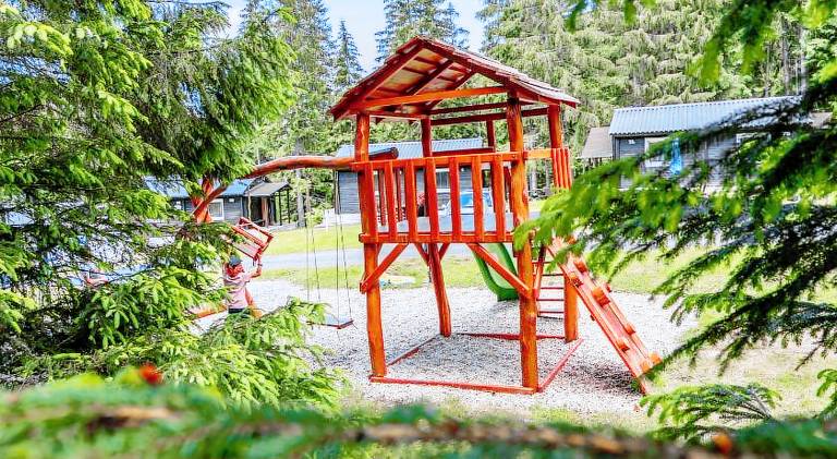 Lodge with yard, barbecue & patio — photo 4