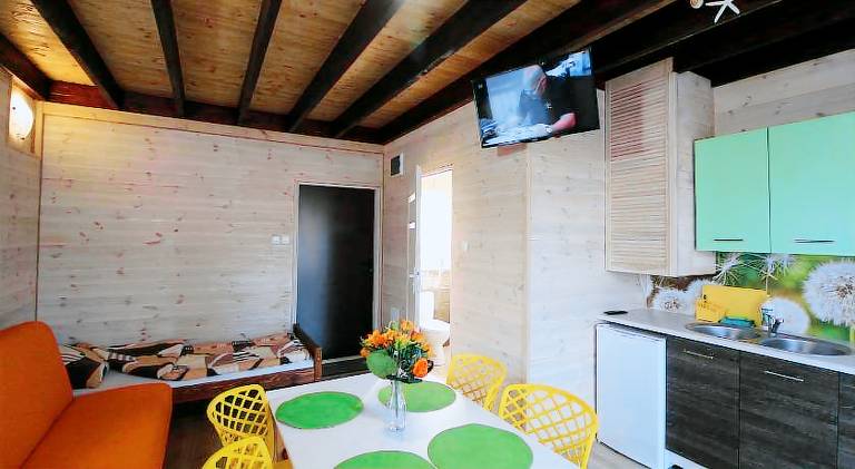 Lodge with yard & grill — photo 4