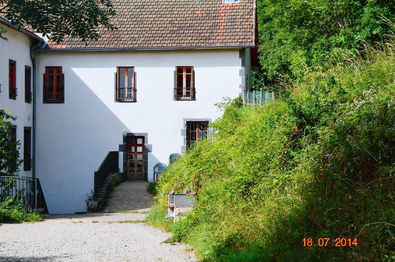 House with terrace, yard & barbeque | Garden view in Riom