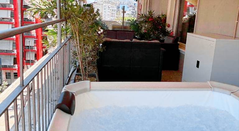 Rental apartment with jacuzzi, yard & patio | Near Temple of Hephaestus | Suitable for remote work | Dogs allowed in Athens