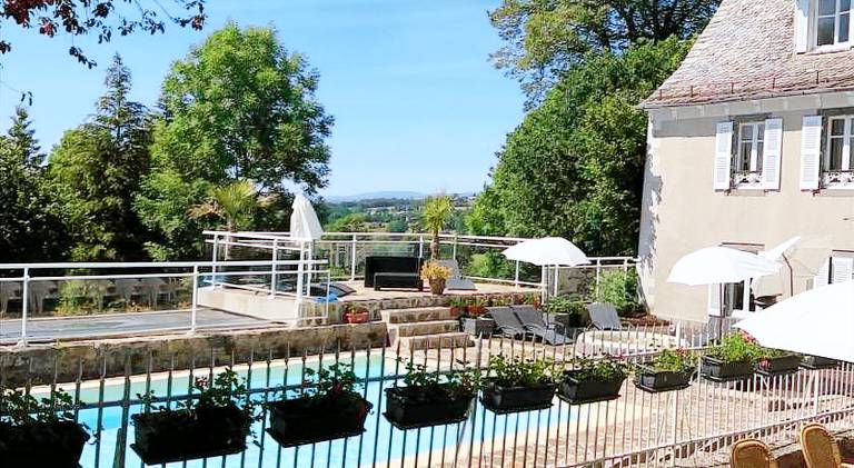 House with pool — photo 3
