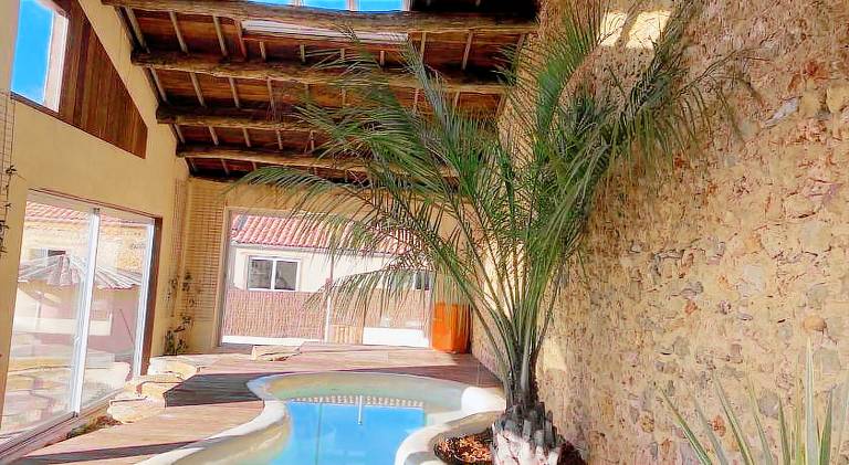 House with hot tub — photo 4