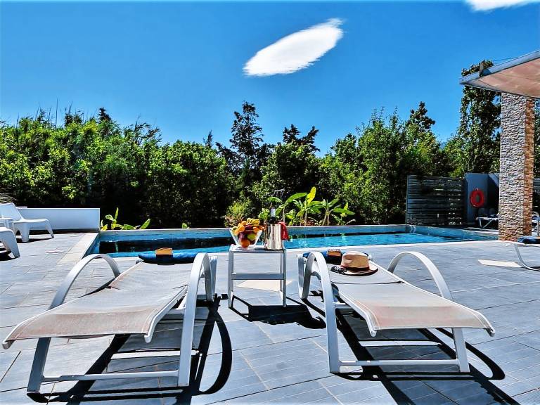 Vacation home with BBQ, patio & yard — photo 2