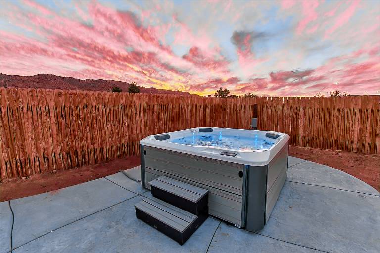 Of Wine & Gods - Hot Tub, BBQ and Fire Pit! — photo 3