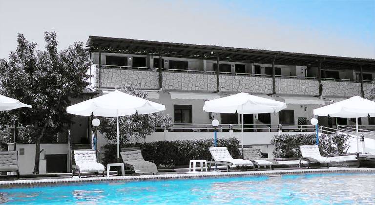Serviced apartment with pool & terrace — photo 3