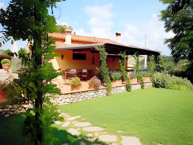 Lovely farm with yard, jacuzzi & terrace | Pets are welcome in Cascia