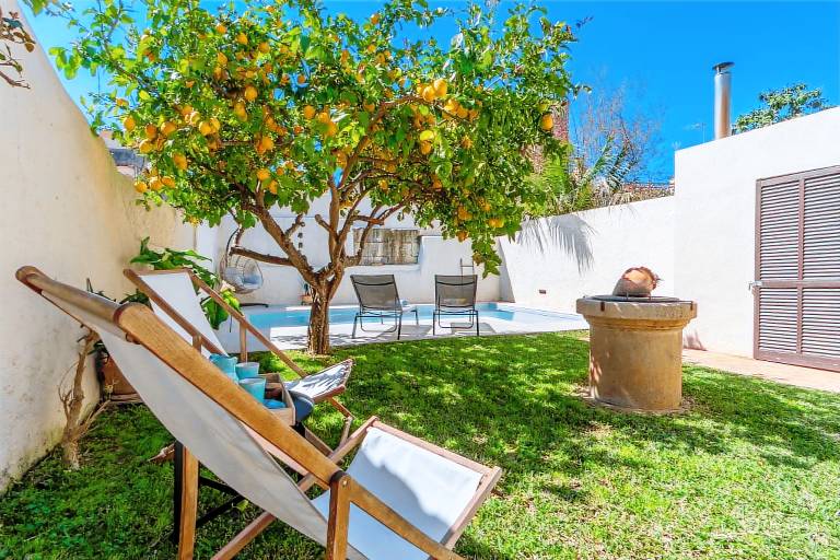 Family-oriented ample house with terrace, garden & pool | Garden view | Pets allowed — photo 3