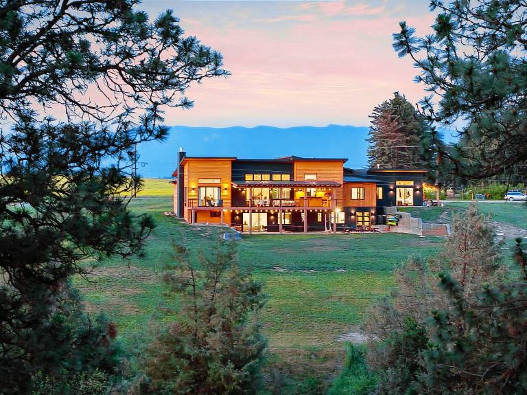 Stillwater River Lodge Mtn Modern Waterfront Home near Glacier National Park — photo 2