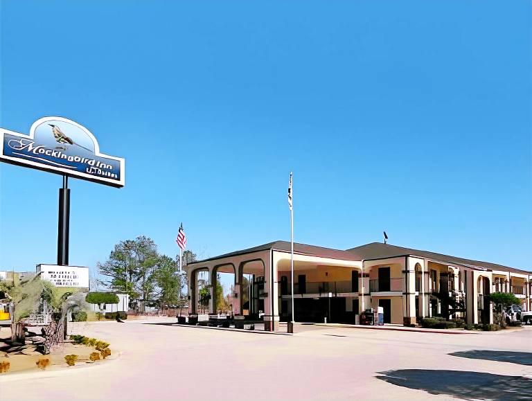 Mockingbird Inn & Suites in Monroeville, AL