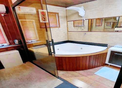 Lodge with jacuzzi & yard in Urubici