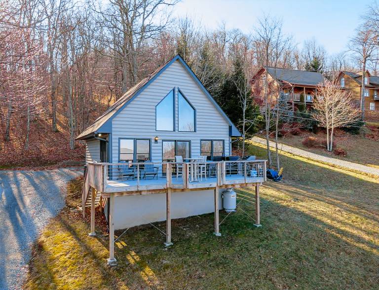 Owens Perch - pet friendly, big views near downtown Boone — photo 2