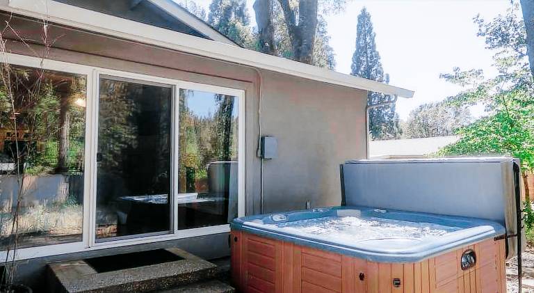 Vacation home with jacuzzi | Pets allowed — photo 2