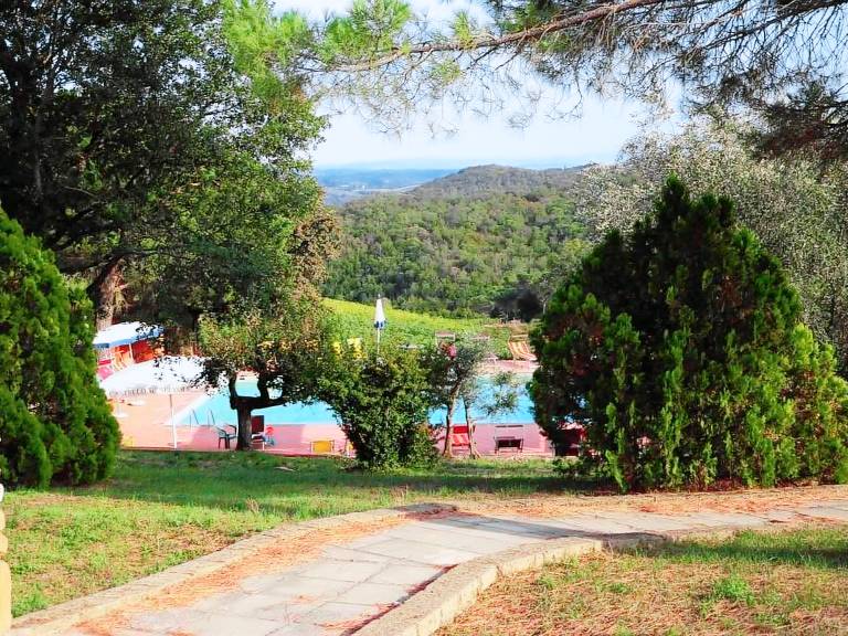 Apartment with pool, barbecue & yard — photo 5