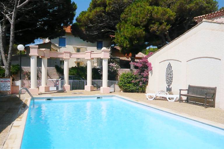 Fully equipped vacation home with pool, patio & yard | Close to the beach | Pets allowed — photo 3