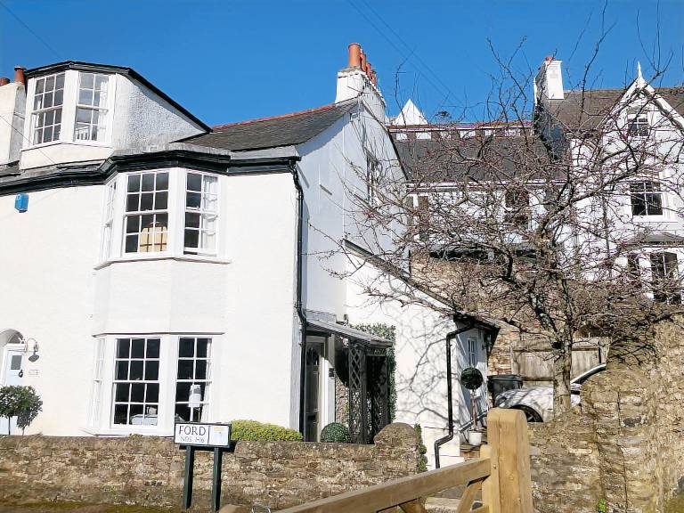 Family-friendly cottage with yard | Beach view | Dogs allowed in Dartmouth