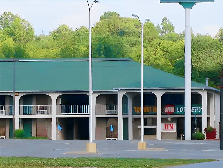 Lodge with pool & BBQ in Burkesville, KY