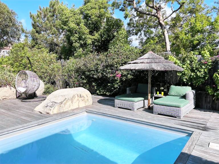 Family-oriented villa with yard, barbecue & patio | Pool view | Pet-friendly — photo 2