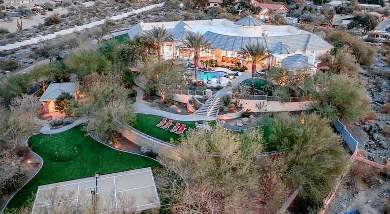 818 m&sup2; Villa