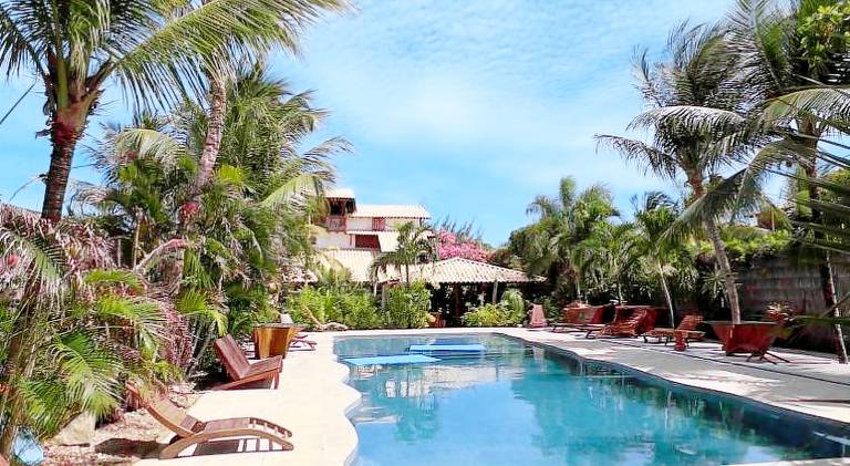 Vacation home with yard, pool & barbeque in Aracati