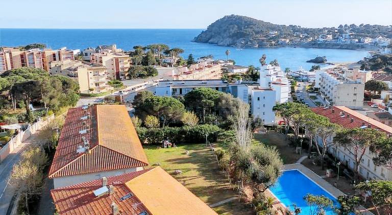Rental apartment with private pool, terrace & yard | Suitable for remote work in Calella
