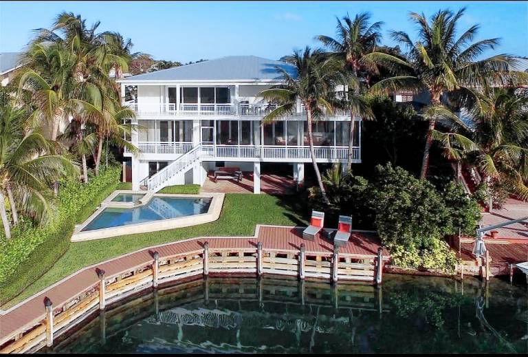 Child-friendly spacious house with yard, terrace & private pool | Garden view | Pet-friendly in Tavernier, FL