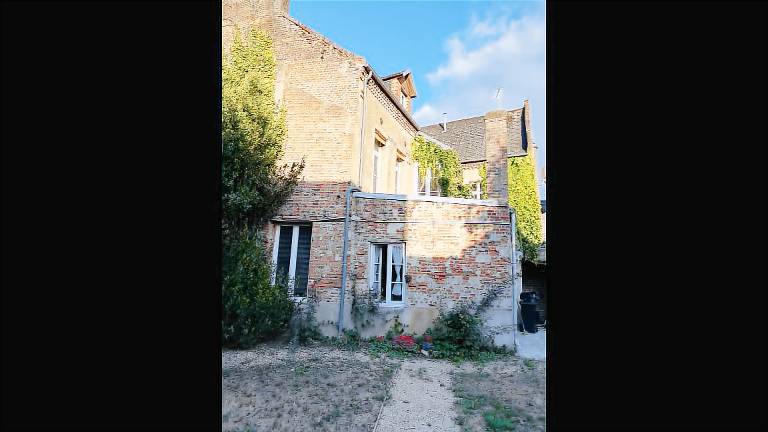 House with barbeque, yard & patio | Garden view in Laon