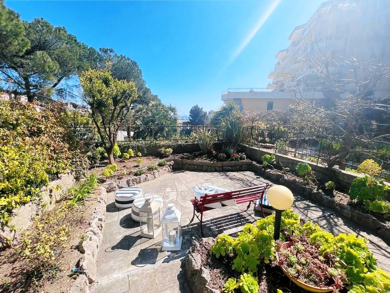 Rental apartment with yard — photo 3