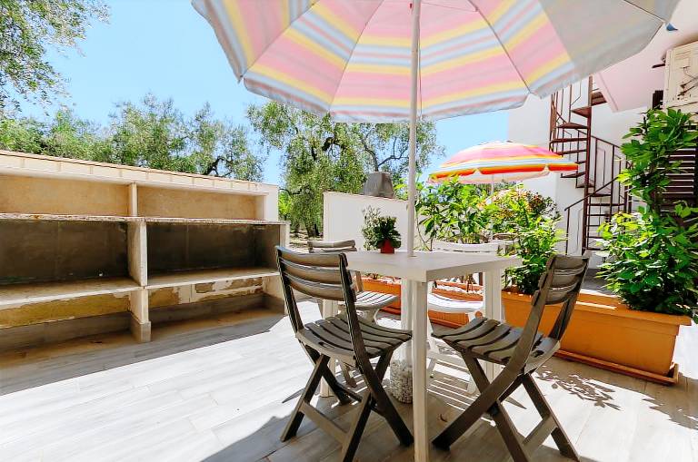 Child-friendly house with yard, patio & grill | Garden view | Dogs allowed — photo 2