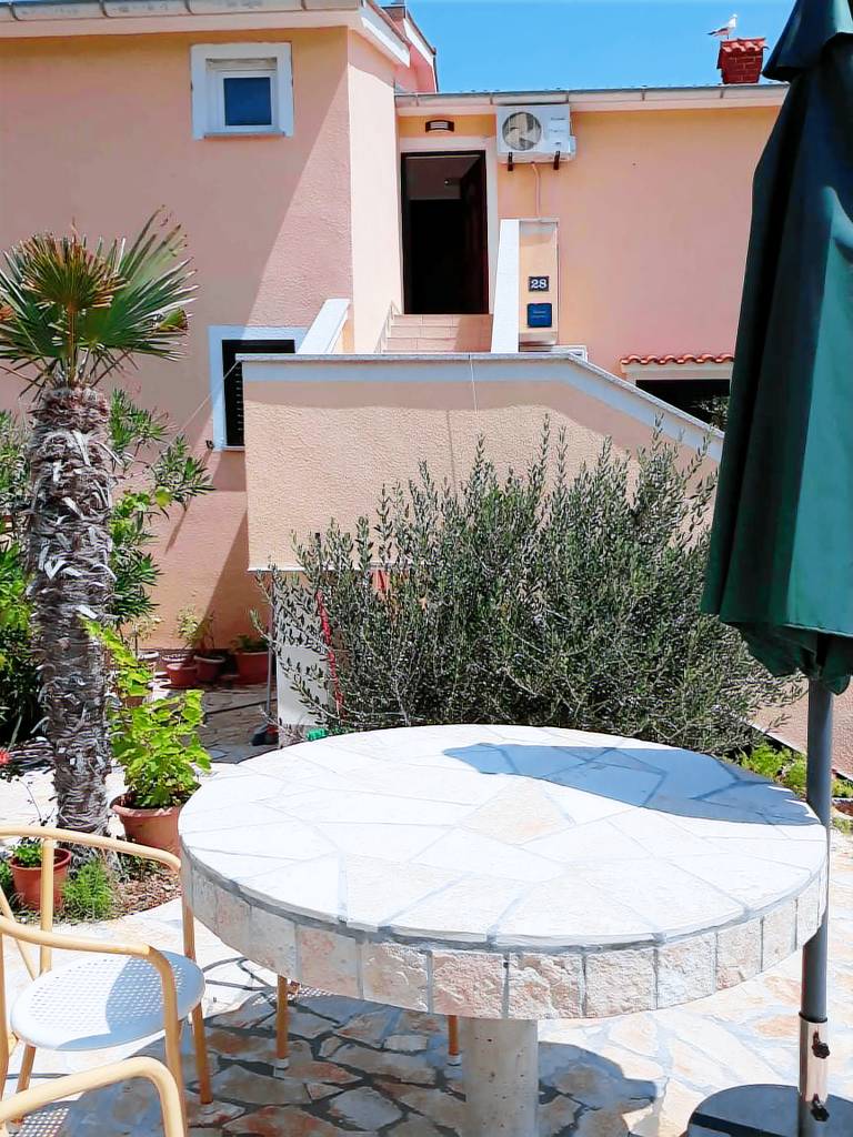 Holiday apartment with yard & barbeque — photo 5