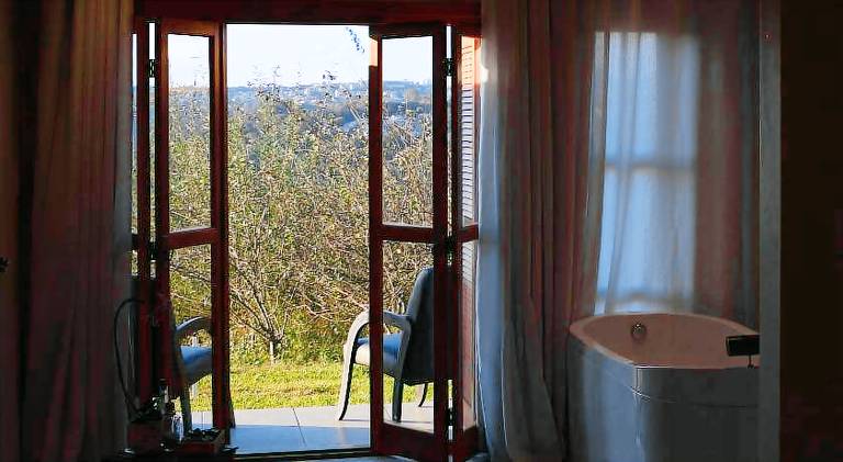 Suites Celeste, Cabana no Vale dos Vinhedos com Banheira e Cafe da Manha Colonial Incluso in Gonçalves