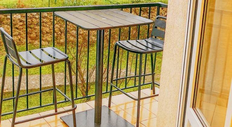 Rental apartment with yard — photo 3