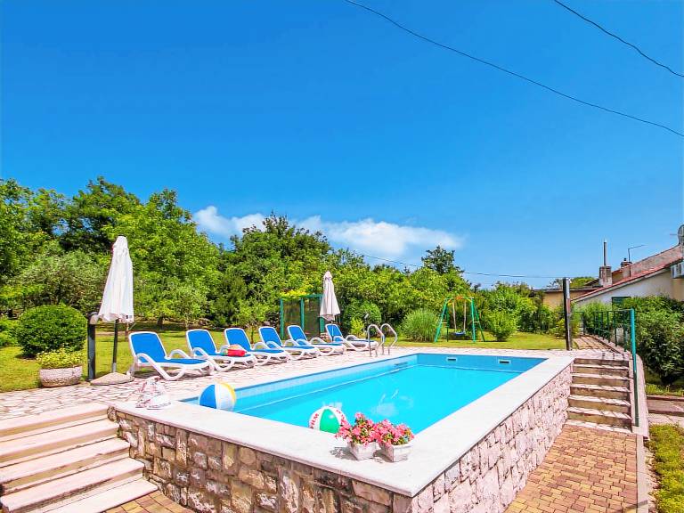 Family-friendly charming rental with pool, garden & barbecue | Pool view | Pet-friendly — photo 4