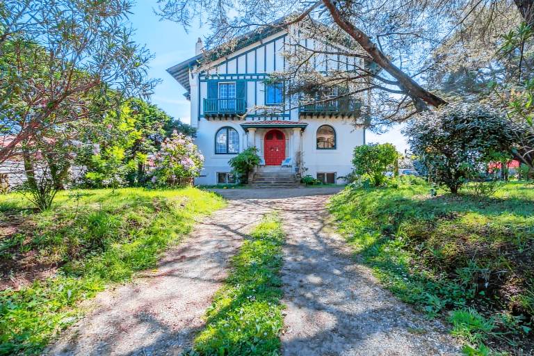 Family Basque House in Anglet – Large landscaped garden, 5 bedrooms, beach 1.9 km away in Biarritz