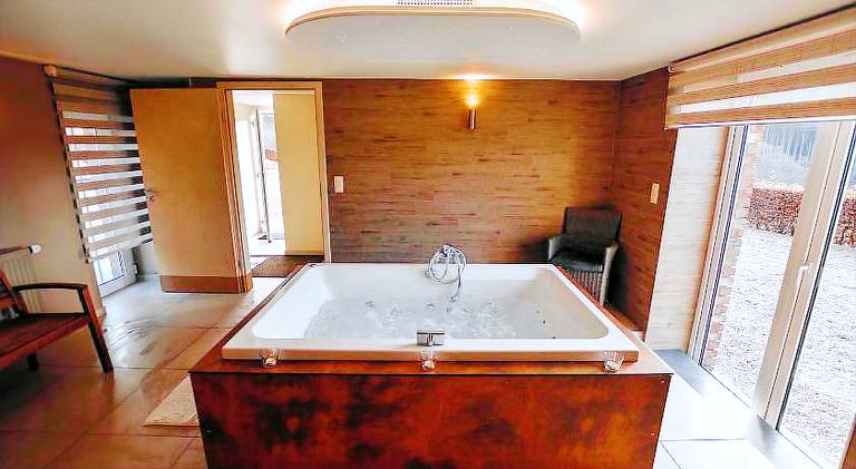 Chalet with hot tub — photo 4
