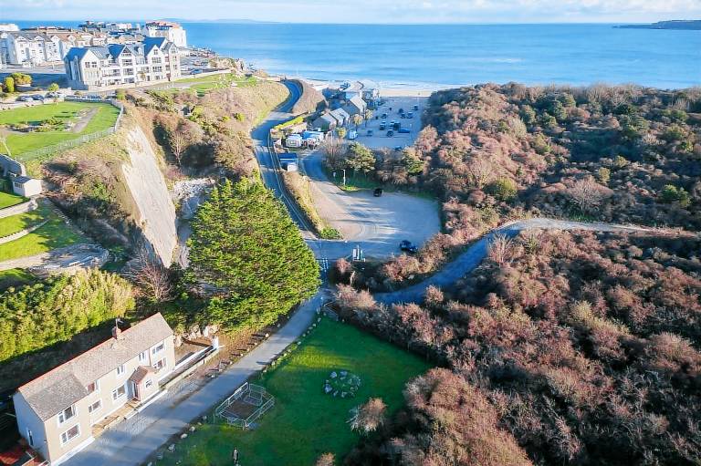 Vacation home with fast internet & yard in Tenby