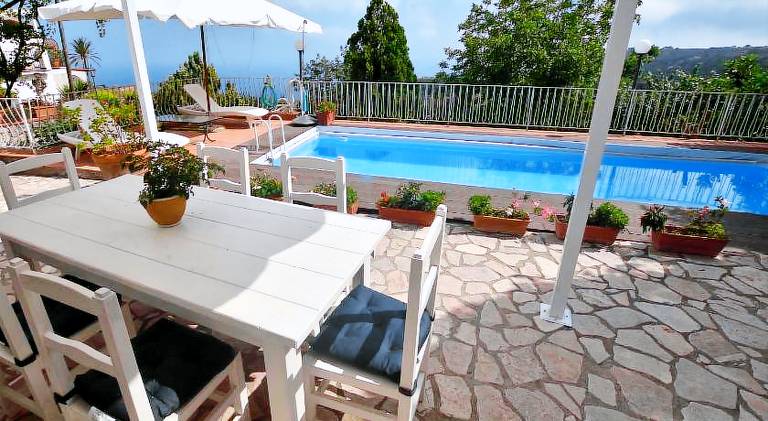 Vacation home with pool & jacuzzi — photo 3