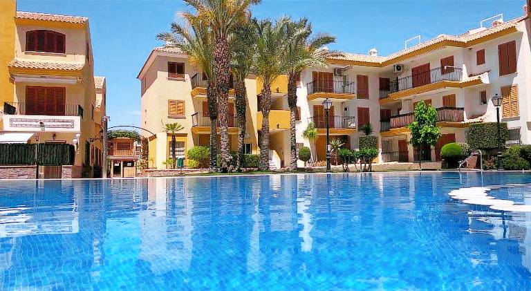Fully equipped nice holiday apartment with garden, patio & private pool | Next to the beach | Pets are welcome in Murcia