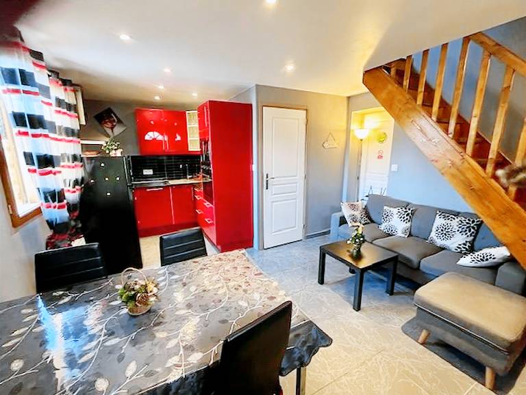 Modernes Haus bei Beaune mit Terrasse und Parkplatz