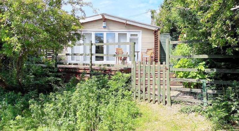 New Forest 2 bedroom Guest Suite & Hot Tub in Ringwood